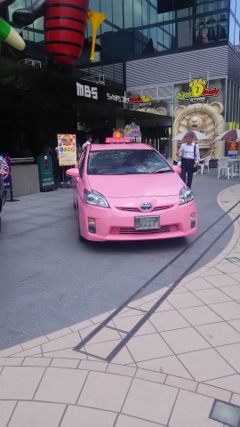 ピンクのタクシー